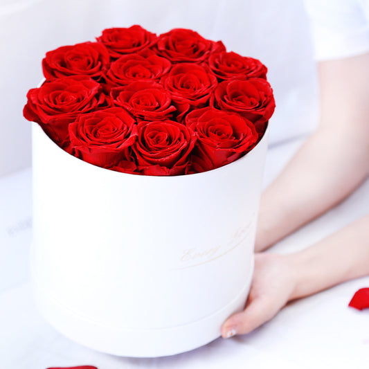 Round rose box of 12 roses