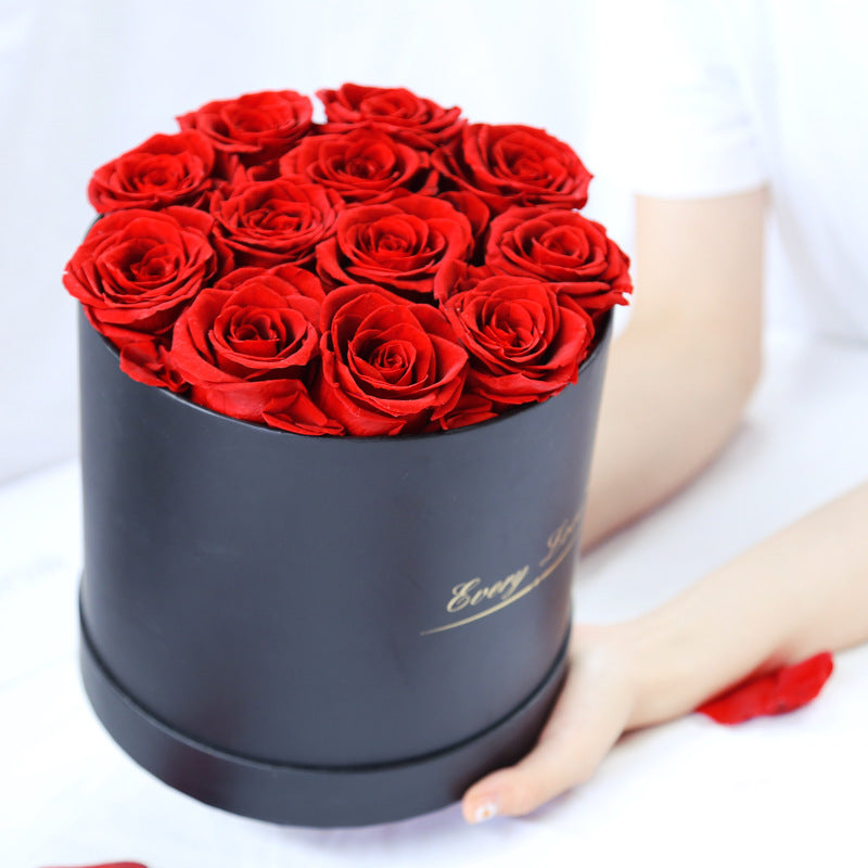 Round rose box of 12 roses